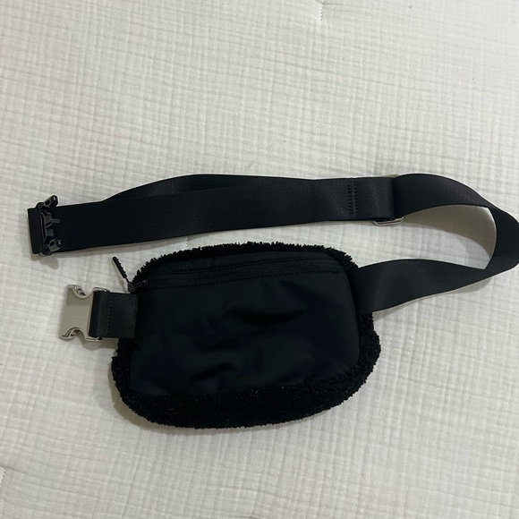 Everywhere Belt Bag Lululemon - black fuzzy - Picture 5 of 5